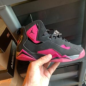 Size 7y Jordan true flight GG